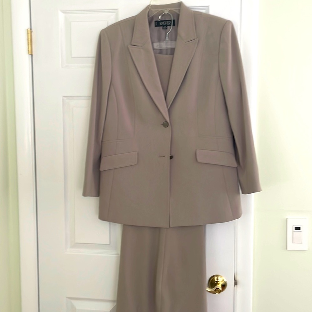 Taupe pants suit